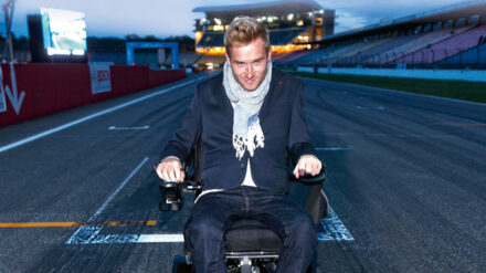 Samuel Koch vermittelt in seinem zweiten Buch „Rolle vorwärts“ einen Blick in die Höhen und Tiefen seines Alltags