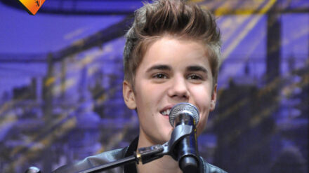 Justin Bieber bezeichnet sich in einem Interview als „Fan" des "größten Heilers",  Jesus