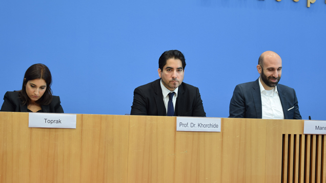 Journalistin Cigdem Toprak, Islamwissenschaftler Mouhanad Khorchide und der Psychologe Ahmad Mansour haben in Berlin 17 Thesen des „Muslimischen Forum Deutschland“ vorgestellt