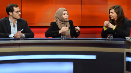 Die meisten Deutschen wünschen sich bei Themen wie Sterbehilfe und Armut einen Geistlichen in der Talkshow