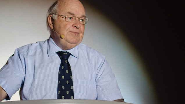 Der Oxford-Professor John Lennox debattiert öffentlich mit prominenten Atheisten wie Richard Dawkins. In Marburg versöhnte er Glaube und Wissenschaft