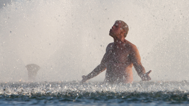 Ein Richter im Brunnen – der kuriose Beginn einer Geschichte, in der sich immer neue Abgründe auftun