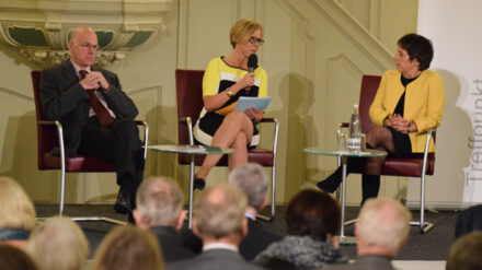 Bundestagspräsident Norbert Lammert, Moderatorin Ursula Ott (Chefredakteurin „chrismon“) und Luther-Botschafterin Margot Käßmann bei der Podiumsdiskussion
