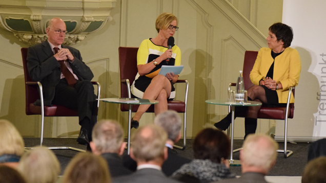 Bundestagspräsident Norbert Lammert, Moderatorin Ursula Ott (Chefredakteurin „chrismon“) und Luther-Botschafterin Margot Käßmann bei der Podiumsdiskussion