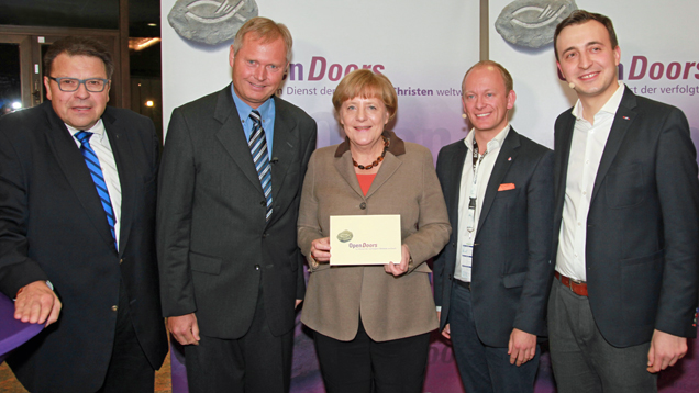 Wolfgang Baake, Markus Rode, Bundeskanzlerin Angela Merkel, der Landesvorsitzende der Jungen Union Hamburg, Carsten Ovens, und der Bundesvorsitzende der JU, Paul Ziemiak