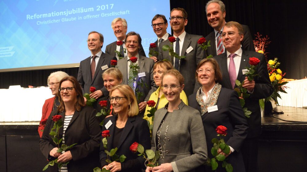 Von links: Heinrich Bedford-Strohm, Volker Jung, Jacob Joussen, Michael Diener, Thomas Rachel, Markus Dröge, Dieter Kaufmann, Irmgard Schwätzer, Kirsten Fehrs, Annette Kurschus, Marlehn Thieme, Kerstin Griese, Elisabeth Gräb-Schmidt, Stephanie Springer