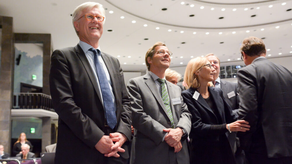 Der EKD-Ratsvorsitzende Heinrich Bedford-Strohm lächelt auch noch nach dem 11. Wahlgang. Er wurde mit über 90 Prozent schon in der ersten Runde gewählt. Gleich geht es aufs Podium zum Gruppenfoto