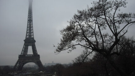 Bei den Terrorattacken in Paris sind nach neuesten Erkenntnissen mindestens 127 Menschen getötet worden. Etwa 180 wurden verletzt, 80 davon lebensgefährlich
