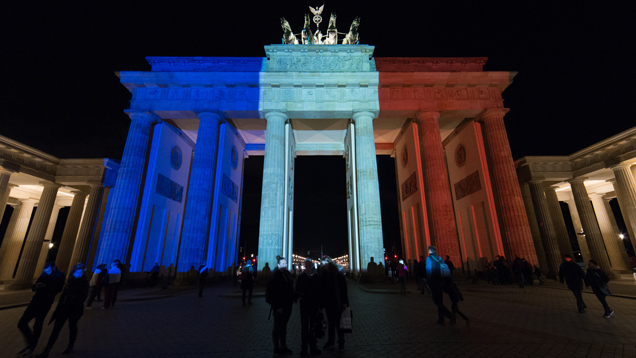 Anteilnahme in Berlin: Das Brandenburger Tor erstrahlt in den Nationalfarben Frankreichs