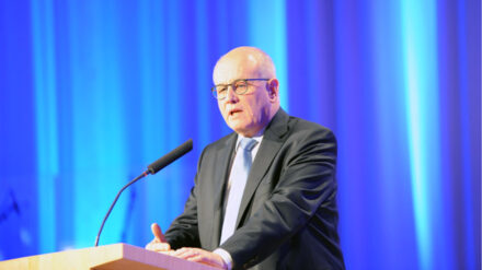 Christen dürften sich durch Terroranschläge wie den in Paris nicht einschüchtern lassen, sondern sollten gerade jetzt zu ihrem Glauben stehen, sagte der CDU/CSU-Fraktionsvorsitzende, Volker Kauder