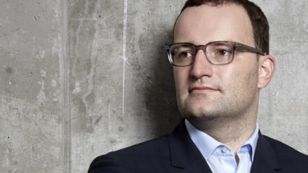 Jens Spahns Artikelsammlung „Ins Offene” polarisiert. Harte Kritik an der aktuellen Politik und Ermutigung zur Willkommenskultur gehen Hand in Hand