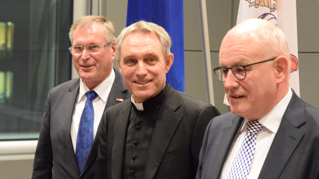 Bundestagsvizepräsident Johannes Singhammer, Erzbischof Georg Gänswein, Unionsfraktionschef Volker Kauder