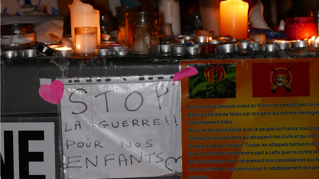 „Stoppt den Krieg! Für unsere Kinder", heißt es auf einem Plakat im Gedenken an die Opfer der Anschläge in Paris