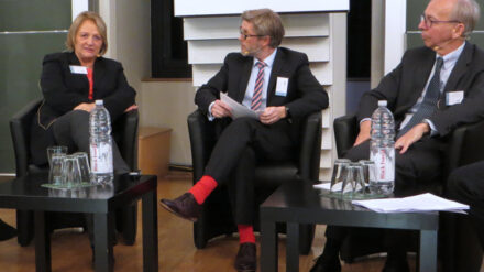 Die ehemalige Justizministerin Sabine Leutheusser-Schnarrenberger (links) forderte auf einer Fachtagung Gesetze für mehr Transparanz von Internet-Unternehmen