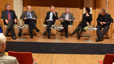 Andreas Püttmann, Wolfgang Thierse, Moderator Joachim Frank, Alois Glück, Bettina Jarasch und Peter Klasvogt (v.l.n.r.) diskutierten darüber, was es heißt, „politisch und katholisch“ zu sein