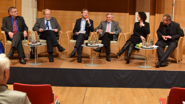 Andreas Püttmann, Wolfgang Thierse, Moderator Joachim Frank, Alois Glück, Bettina Jarasch und Peter Klasvogt (v.l.n.r.) diskutierten darüber, was es heißt, „politisch und katholisch“ zu sein