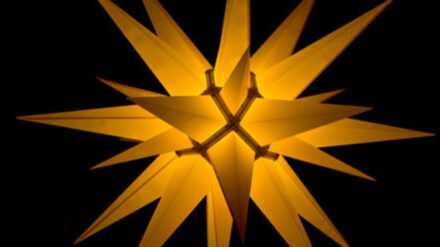 Der Herrnhuter Weihnachtsstern ist ein Symbol für die christliche Botschaft des Weihnachtsfestes