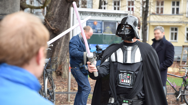 Beim Themengottesdienst „Star Wars“ hatte Erzbösewicht Darth Vader nur vor der Berliner Zionskirche die Gelegenheit, sich mit einem Laserschwert zu verteidigen