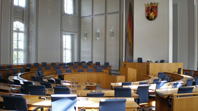 Auf diesen Stühlen im rheinland-pfälzischen Landtag könnten bald AfD-Abgeordnete sitzen. Aktuell wollen sich SPD und Grüne einer Fernsehdebatte mit ihnen nicht stellen. Das sorgt für Zündstoff.