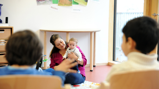 Die Kinder beobachten Cehlin und ihren Sohn Milac und müssen beschreiben, wie sich der kleine Junge verhält