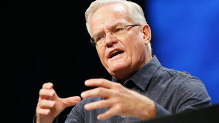 Bill Hybels forderte Leiter beim Willow Creek Leitungskongress dazu auf, mehr Augenmerk auf ihre Mitarbeiter zu legen