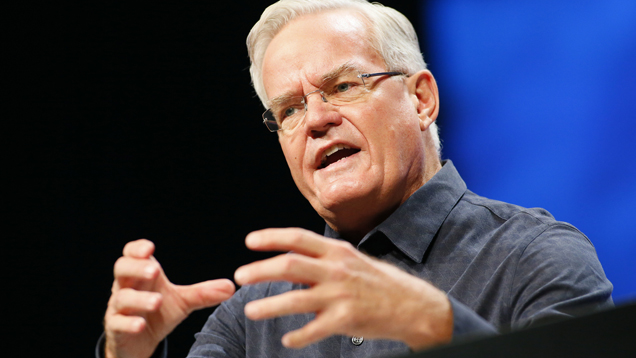 Bill Hybels forderte Leiter beim Willow Creek Leitungskongress dazu auf, mehr Augenmerk auf ihre Mitarbeiter zu legen