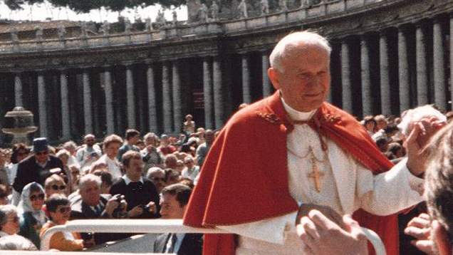 Die Fernsehsender arte und BBC widmen Papst Johannes Paul II (hier bei einer Audienz 1987) eine Dokumentation