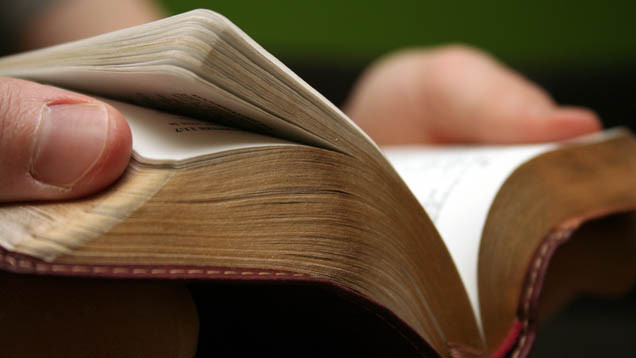 In einem deutschen Asylbewerberheim offen Bibel zu lesen, kann für Konvertiten gefährlich sein