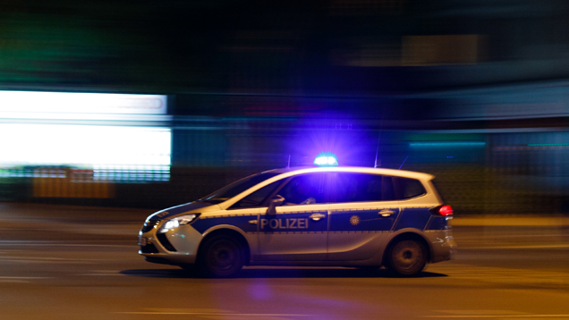 Einsatz im Flüchtlingsheim: Immer wieder müssen Polizisten einschreiten, um Minderheiten vor Gewalt zu schützen (Symbolbild)