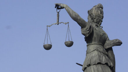 Ein Lehrer im Ruhestand muss wegen Gotteslästerung 500 Euro Geldbuße bezahlen