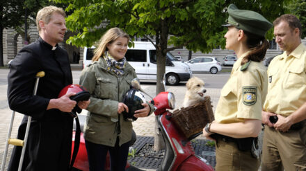 Im Konflikt mit dem Gesetz sind die beiden Theologen Rieke Schmidt und Toni Seidl in dem dem ARD-Fernsehfilm "Frau Pfarrer und Herr Priester"