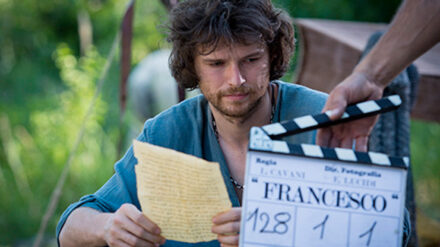 Der Pole Mateusz Kosciukiewicz spielt die Hauptrolle in dem Film "Sein Name war Franziskus", der an Ostern in der ARD ausgestrahlt wird