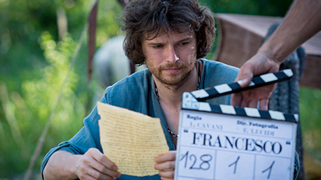 Der Pole Mateusz Kosciukiewicz spielt die Hauptrolle in dem Film "Sein Name war Franziskus", der an Ostern in der ARD ausgestrahlt wird