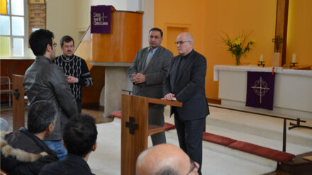 Unions-Fraktionschef Volker Kauder ließ sich in der Dreieinigkeitskirche in Berlin-Steglitz die Situation christlicher Flüchtlinge schildern
