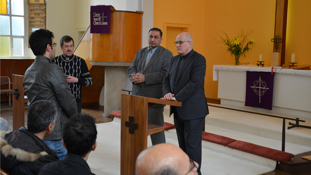 Unions-Fraktionschef Volker Kauder ließ sich in der Dreieinigkeitskirche in Berlin-Steglitz die Situation christlicher Flüchtlinge schildern