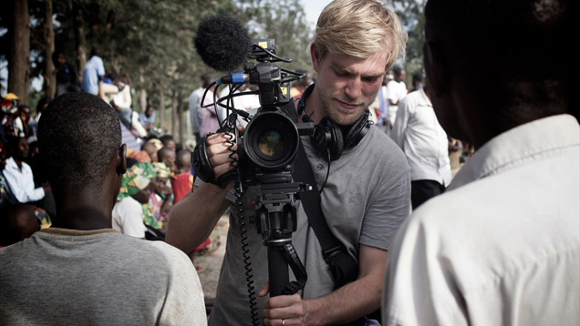 Dokumentarfilmer Lukas Augustin reist oft in Krisengebiete, um dort die Geschichten hinter den Schlagzeilen zu finden. Für seinen Film über die Versöhnung zwischen Opfern und Tätern des Völkermords in Ruanda hat er mehrere Preise gewonnen.