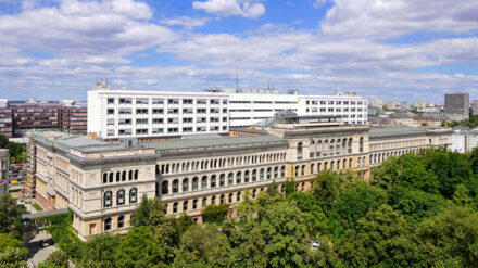 Die TU Berlin hat ihren Gebetsraum für Muslime geschlossen. Wie andere Hochschulen mit solchen Gebetsräumen umgehen, beleuchtet ein Beitrag im Deutschlandfunk