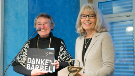 Das auscheidende Vorstandsmitglied Bärbel Wilde erhielt aus den Händen der amtierenden Vorsitzenden Margarethe Hühnerbein ein kleines Dankeschön