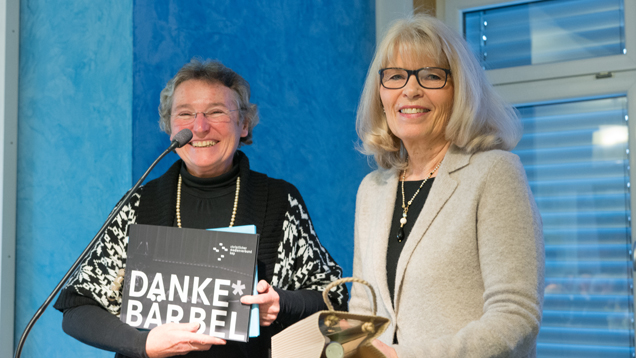 Das auscheidende Vorstandsmitglied Bärbel Wilde erhielt aus den Händen der amtierenden Vorsitzenden Margarethe Hühnerbein ein kleines Dankeschön