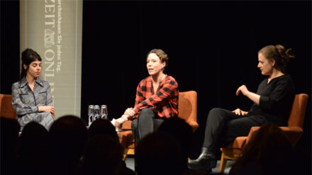 Autorin Orna Donath, Moderatorin Maria Exner und Philosophin Catherine Newmark (v.l.n.r.) diskutierten über #regrettingmotherhood und gesellschaftliche Erwartungen an Frauen