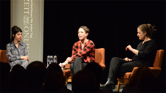 Autorin Orna Donath, Moderatorin Maria Exner und Philosophin Catherine Newmark (v.l.n.r.) diskutierten über #regrettingmotherhood und gesellschaftliche Erwartungen an Frauen