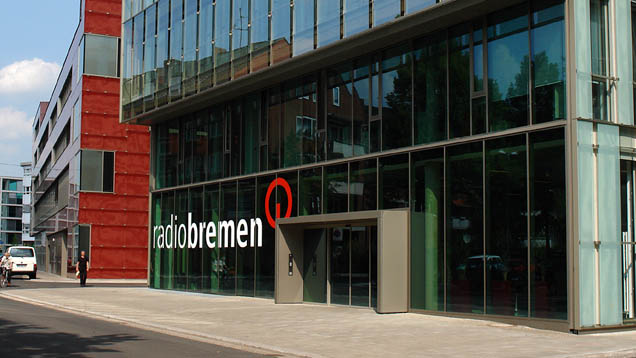 Radio Bremen soll auf Anweisung der Bremer Regierung mehr Flüchtlingsthemen senden. Das stößt auf Kritik.