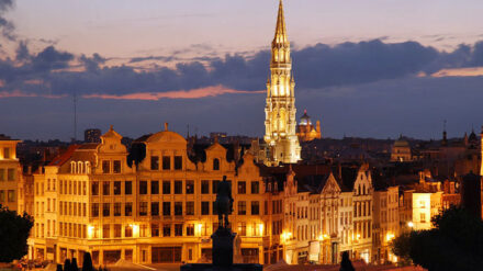 In Brüssel verübten Islamisten mehrere Terroranschläge. Kirchliche Vertreter und Politiker sehen die Taten als Angriff auf die Demokratie.