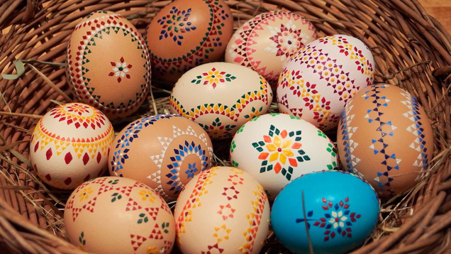 Jeder dritte Deutsche will zu Ostern Eier verstecken und suchen. Das sind doppelt so viele, wie vor haben, an dem Feiertag in die Kirche zu gehen.