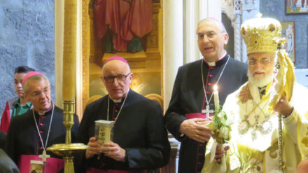 Auf seiner Nahostreise feierte Erzbischof Ludwig Schick (li.) mit Vertretern fast aller christlichen Konfessionen in der Griechisch-Katholischen Kathedrale in Damaskus die Eucharistie