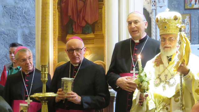 Auf seiner Nahostreise feierte Erzbischof Ludwig Schick (li.) mit Vertretern fast aller christlichen Konfessionen in der Griechisch-Katholischen Kathedrale in Damaskus die Eucharistie