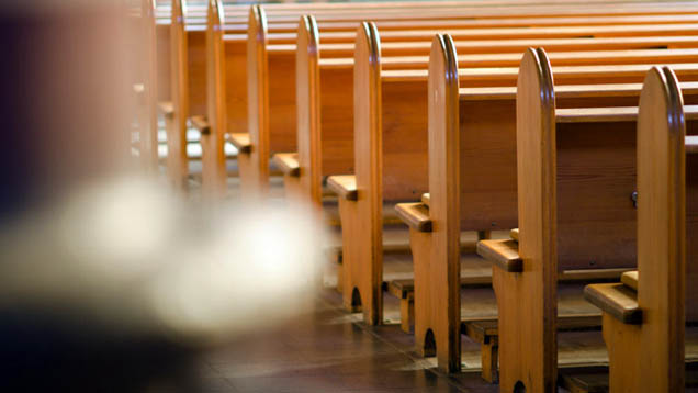 Die Kirchenbänke bleiben zunehmend in vielen Kirchen leer. Der Pastoralreferent Heinrich Lutz bemängelt, dass sich die Kirche zu schlecht vermarktet.
