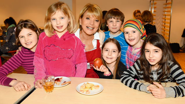 Uschi Glas mit einer Gruppe von Schulkindern