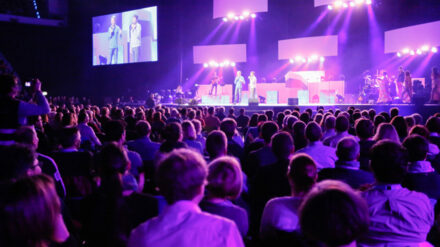 Beim Willow Creek Leitungskongress in Hannover traten zwei Experten auf, die den Mormonen angehören. Willow Creek wurde dafür kritisiert.