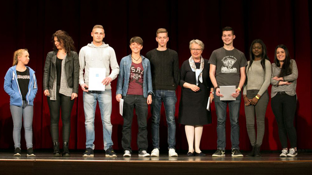 Die Vorsitzende der Stiftung Bibel und Kultur, Annette Schavan (6. v.l.), mit Preisträgern des Wettbewerbs „Selfie mit Gott” vom Berufskolleg für Wirtschaft und Verwaltung, Höhere Handelsschule in Aachen